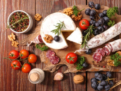 Comment composer une planche de charcuterie pour l'apéritif